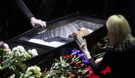 Народ сотрясается от рыданий у гроба Виктюка: прощание с легендой