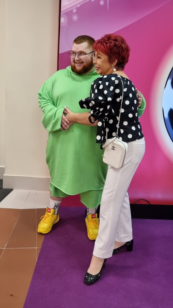 "Только не худей!" – попросила мама Люда Дмитрия Красилова из клипа Uno группы Little Big. Фото: Дни.ру