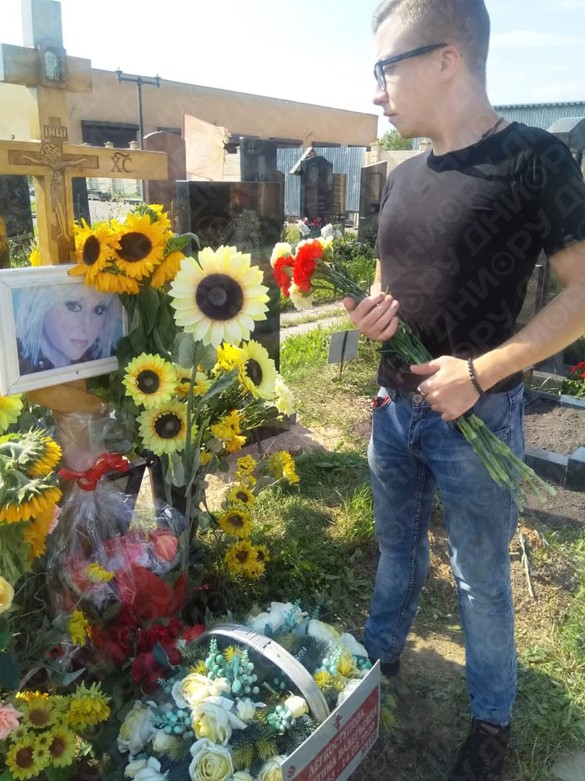 Сергей Дворцов на могиле. Фото: Дни.ру