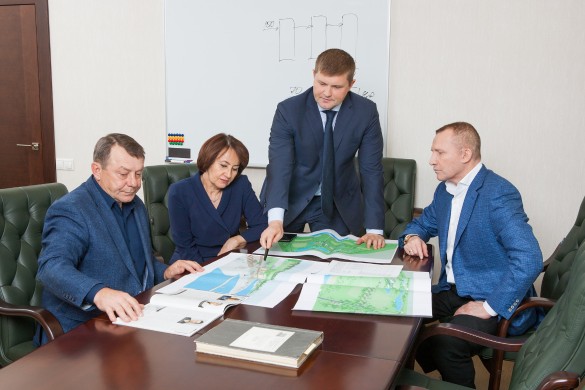 Василий Гамаюнов (крайний справа) во время рабочего совещания