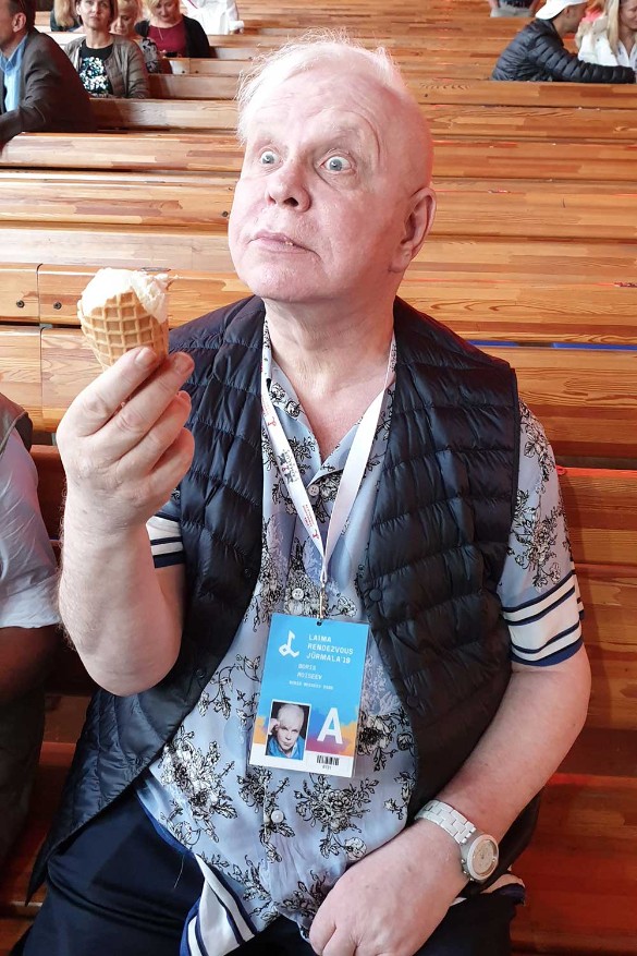 С воды на хлеб: как выживает на пенсию разбитый инсультом 68-летний Борис Моисеев 