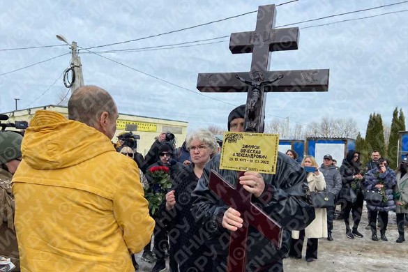 "Кощунство и святотатство": иконы в гробу и крест на могиле самоубийцы Тома Хаоса покоробили народ