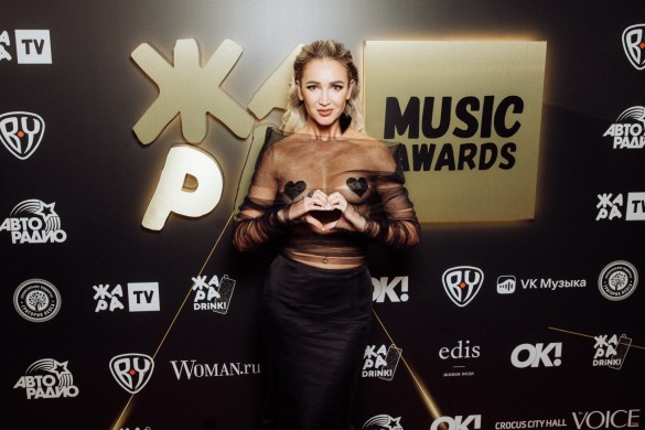 Помолодевшая Лолита щегольнула в смелом наряде на "ЖАРА Music Awards"