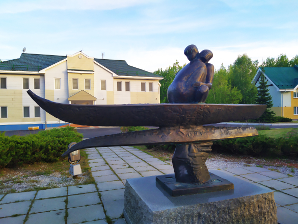Памятник влюбленным "Ночное", Ханты-Мансийск. Фото: Екатерина Ежова