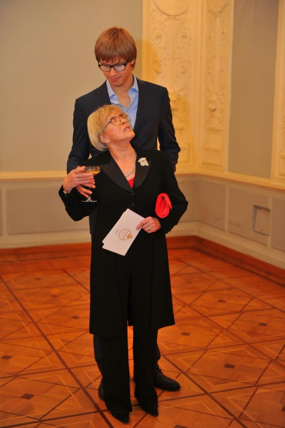 Алиса Фрейндлих с внуком в 2013 году. Фото: Komsomolskaya Pravda / Global Look Press / www.globallookpress.com