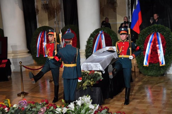 В гробу видала: как Пугачева выбирает покойников для посещения похорон