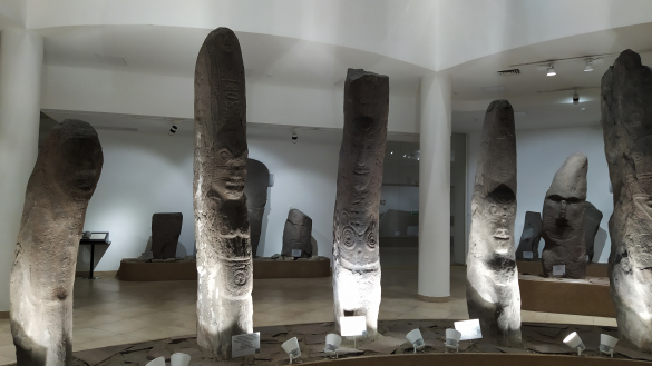 Менгиры в музее Абакана. Фото: Екатерина Ежова