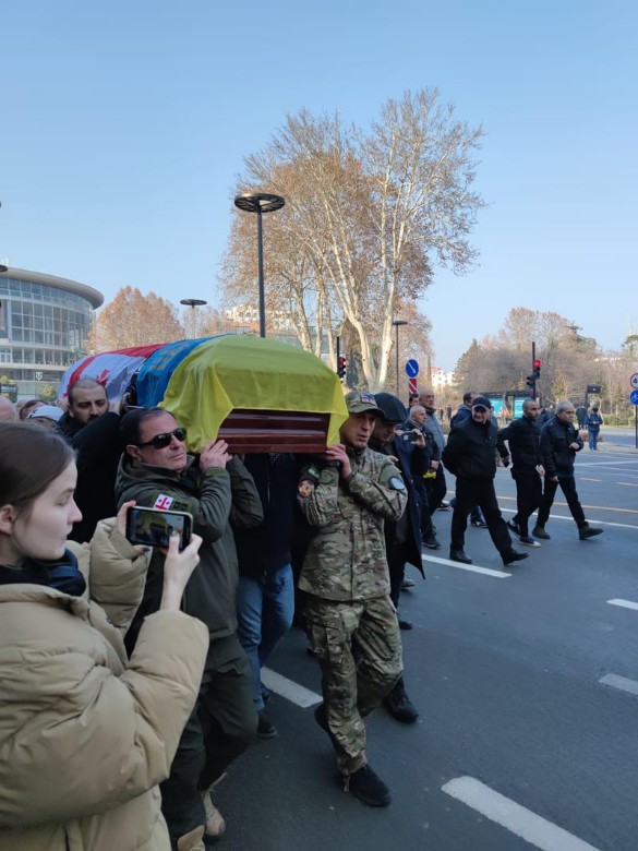 Укутанный украинским флагом труп клявшего Россию Кикабидзе вынесли под веселые песни 