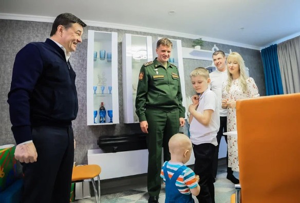 Губернатор навестил семью участника СВО в Подольске. Фото: Константин Семенец