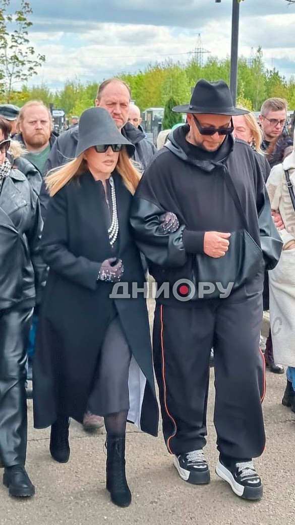 Алла Пугачева и Игорь Гуляев на похоронах Валентина Юдашкина. Фото: Дни.ру