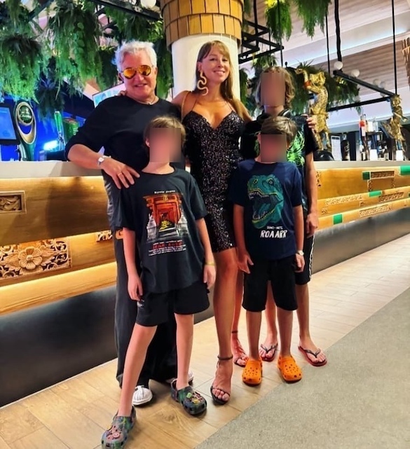 Дмитрий Дибров с женой Полиной и детьми. Фото: соцсети / @polinadibrova