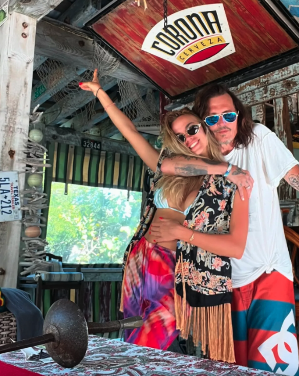 Джонни Депп и модель Юлия Власова. Фото: соцсети