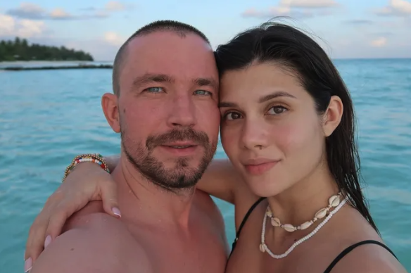 Александр Петров с женой Викторией. Фото: соцсети