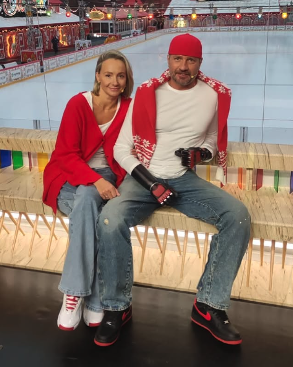 Роман Костомаров с женой. Фото: соцсети