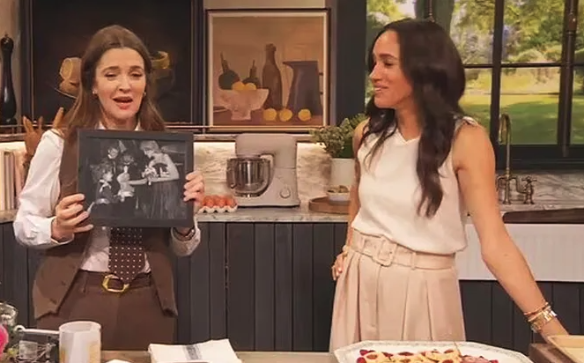 Меган Маркл и Дрю Бэрримор. Кадр: YouTube