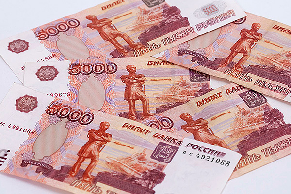 Номинальные зарплаты в России растут, а реальные – сокращаются