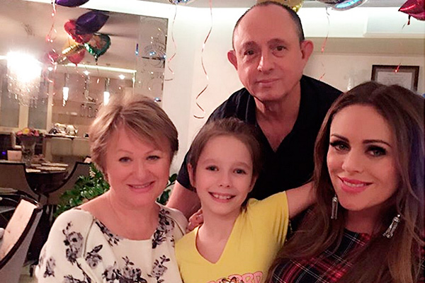Юлия Началова (справа) с семьей. Фото: instagram.com/julianachalova