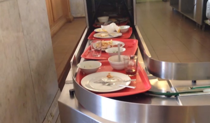Безумные регионы: омских чиновников через суд заставили купить школьникам новые тарелки