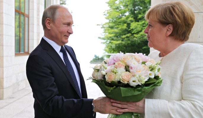 Немцы разглядели в галантности Путина издевку над Меркель