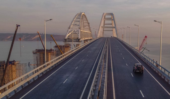 Продырявленный Крымский мост опустел после закрытия