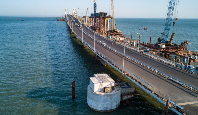 Крымский мост трещит по швам