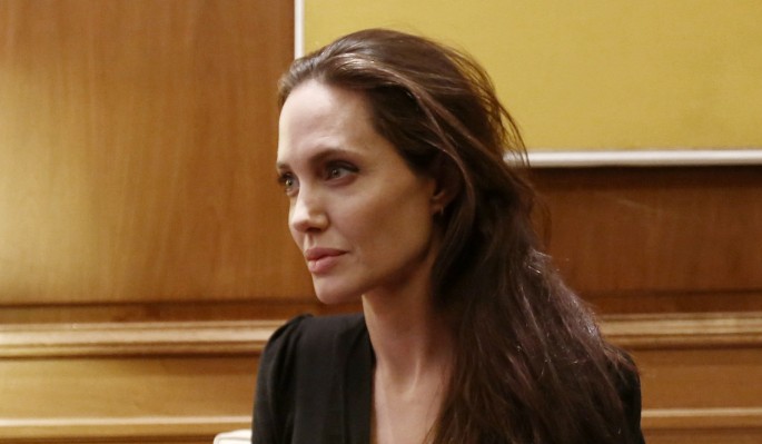 Загнанная в угол Джоли прозябает в нищете