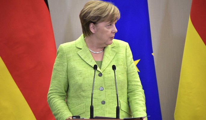 Меркель вонзила нож в спину доверчивого Порошенко