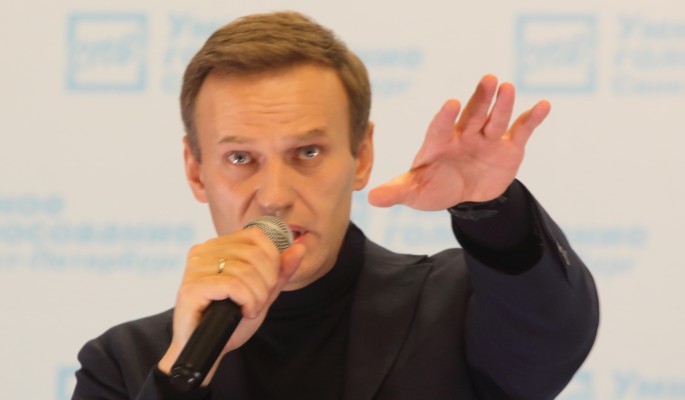 Навальный попытался смешать с грязью День Победы
