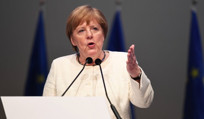 Голая Меркель верхом на медведе вызвала оторопь