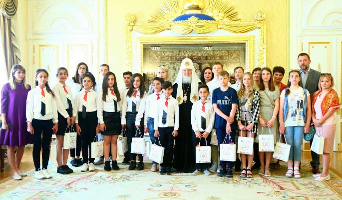 Дмитрий Саблин организовал встречу патриарха Кирилла с детьми Сирии