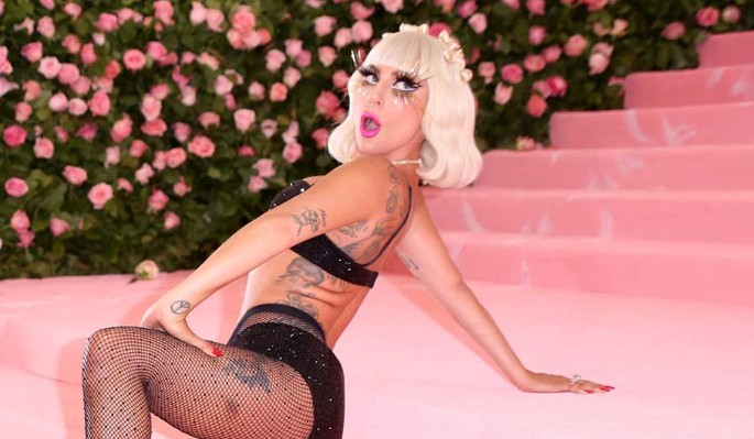 Не Купер: Леди Гага прилюдно ублажила нового бойфренда