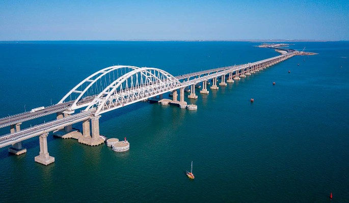 Народ бежит в ужасе: опасное явление у Крымского моста сняли на видео
