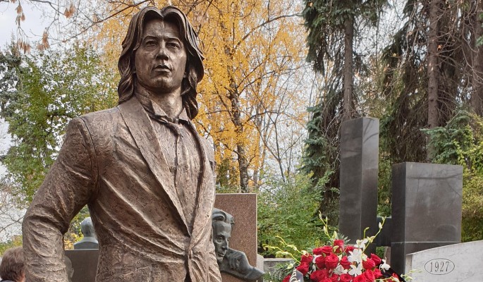 „Встретимся скоро у Заворотнюк“: о чем шептались люди у могилы Хворостовского