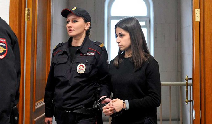 „Под утро приехала полиция“: сестер Хачатурян вновь обвинили в нарушении закона