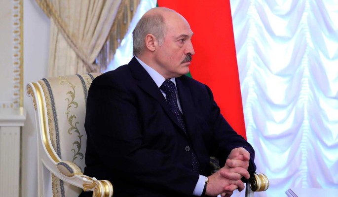 Любопытный Лукашенко попробовал девушек в Витебске