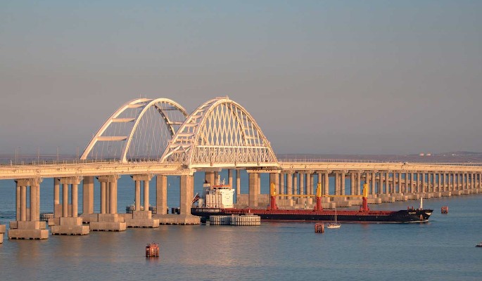 И так сойдет? Вид Крымского моста перед запуском поездов вызвал оторопь