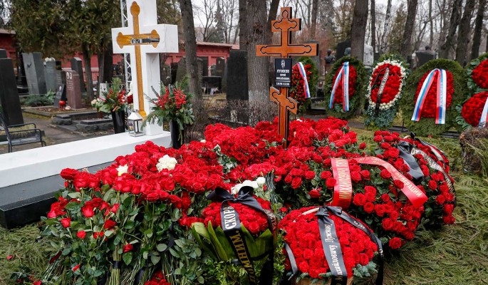 В могилу с Лужковым зарыли 400 тысяч рублей