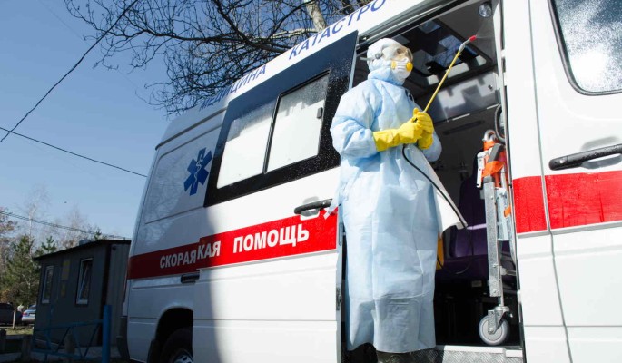Число заболевших коронавирусом россиян превысило 300