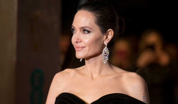 Анджелина Джоли планирует уехать из США вместе с детьми