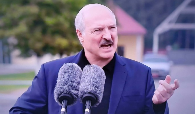 Лукашенко об уходе с поста: Белоруссию бы поломали, покрошили и выплюнули