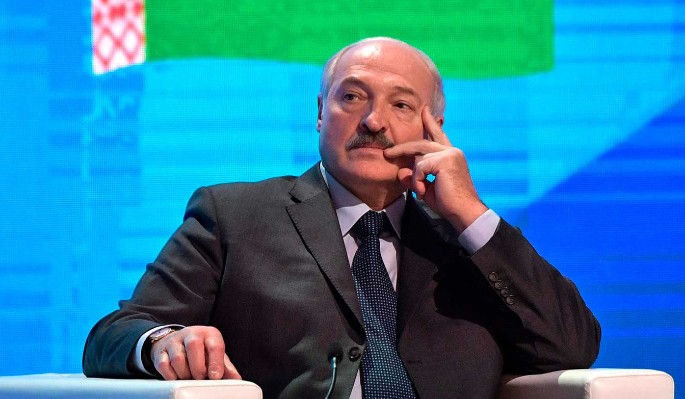 Выходку Лукашенко с автоматом назвали спасением угасающего протеста