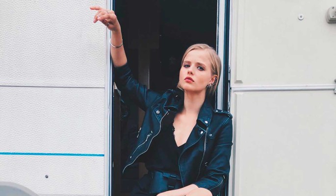 "Посмотрите, у меня вырос живот": Саша Бортич в прозрачном платье вызвала недоумение