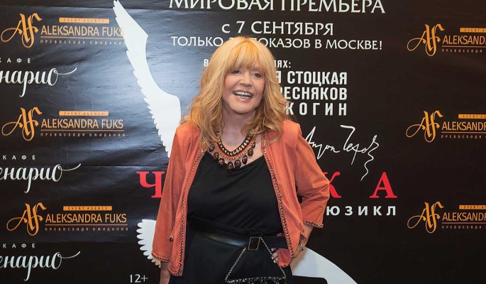 71-летняя Пугачева в короткой юбке задрала ногу перед известным артистом
