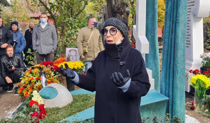 "Занималась с ним во сне любовью": интимные откровения 77-летней Чуриковой на могиле Захарова