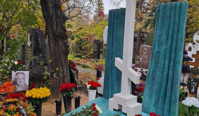 Миллионы: озвучена астрономическая стоимость памятников Захарова и Караченцова
