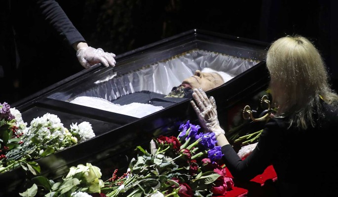 Народ сотрясается от рыданий у гроба Виктюка: прощание с легендой