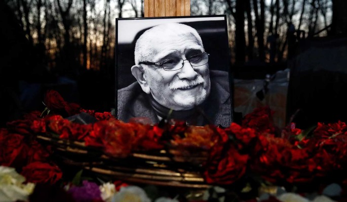 "Он жив": Цымбалюк-Романовская не собирается идти на кладбище к Джигарханяну