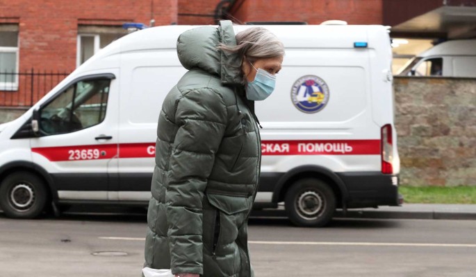 Врач предупредил россиян об опасности при неправильном ношении маски