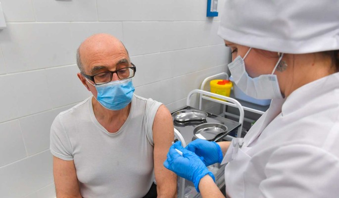 Главный инфекционист Москвы: Сделать прививку особенно важно людям из группы риска