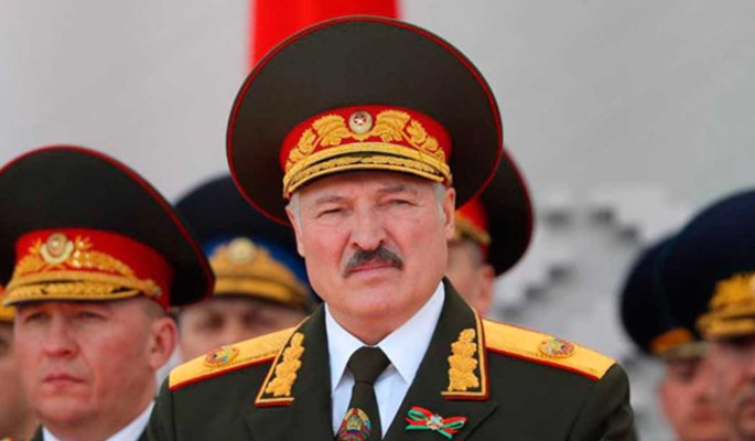 Лукашенко заявил о готовности защищать Белоруссию на танке и с автоматом в руках